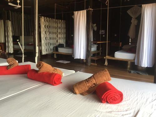 Kâmpóng KhleăngST 63 Home Stay & Tour Kampong Khleang的一张配有红色和棕色枕头的床