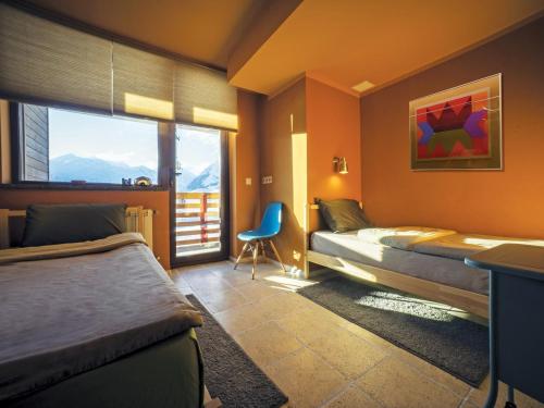 古多里塔萨尔巴尼Spa度假酒店的一间卧室配有两张床、一张桌子和一把椅子