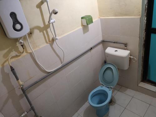刁曼岛Puteri Salang Inn的浴室配有蓝色卫生间和淋浴。