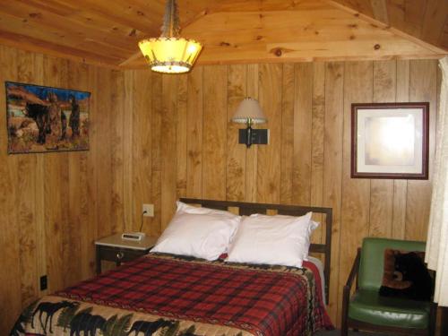 Brookside Motel & Cabins客房内的一张或多张床位