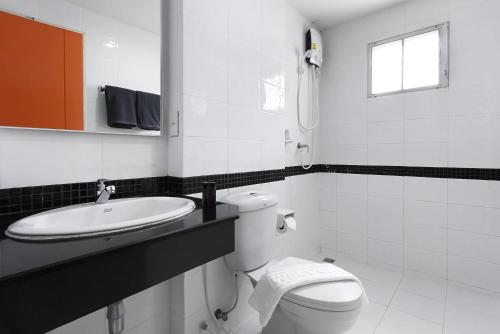 北榄D Varee Xpress Fullroom 77 Srinakarin的白色的浴室设有卫生间和水槽。