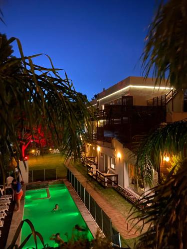 皮纳马尔艾尔斯村公寓式酒店的夜间在房子前面的游泳池