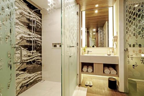 库塔巴厘岛库塔海滩温德姆花园度假酒店的带淋浴和盥洗盆的浴室
