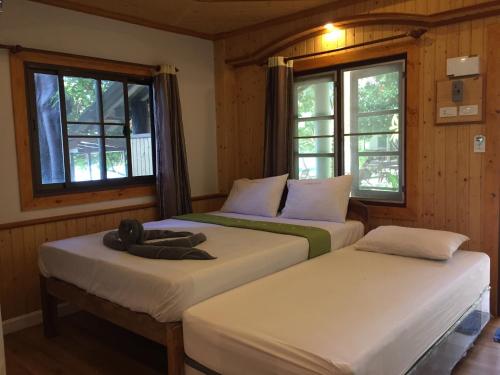 涛岛涛岛大鱼度假村的带窗户的客房内的两张床