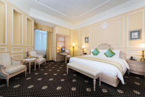 澳门澳门励庭海景酒店的配有一张床和一把椅子的酒店客房