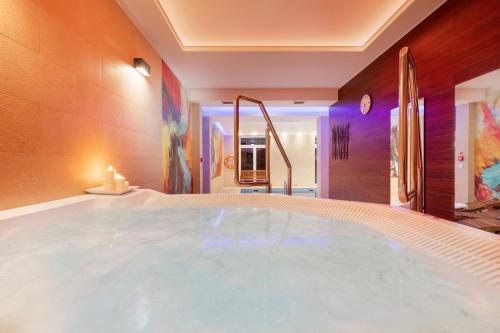 加茨比亚格拉Hotel La Siesta & Medical Spa的客房内的浴室设有大浴缸