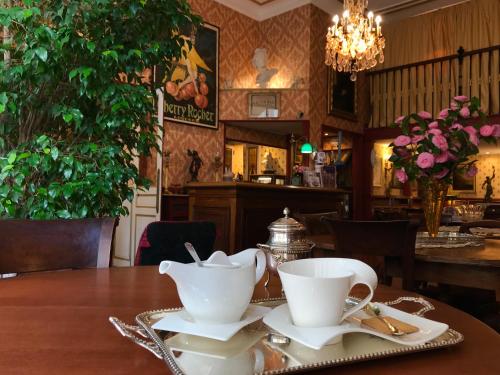 奥尔良德拉贝勒酒店的桌子上放着两个茶杯