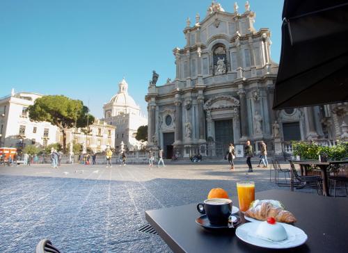 卡塔尼亚Duomo Luxury Suite Catania的大楼前的桌子上放着食物