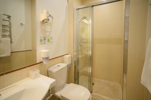 哈尔科夫Optima Collection Kharkiv Hotel的带淋浴、卫生间和盥洗盆的浴室