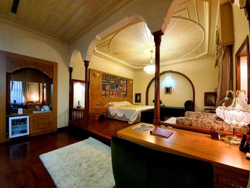 安塔利亚Eski Masal Hotel - Special Class的一间卧室配有一张床和一张书桌