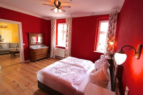 吕本瑙Spree Chalet - adults only的卧室设有红色的墙壁和一张床