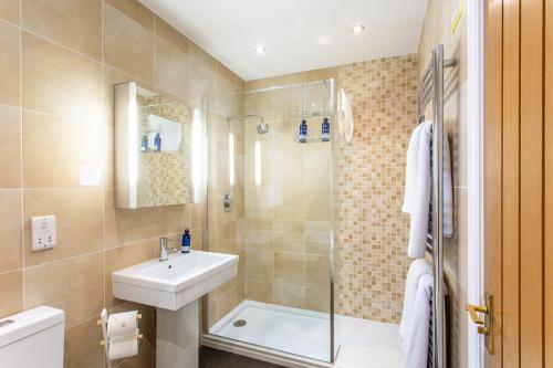拉夫堡皇家橡树酒店的一间带水槽、卫生间和淋浴的浴室