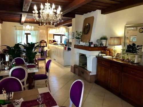 尼特拉由克拉巴宾馆的厨房以及带紫色椅子和壁炉的用餐室