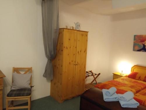 温德克Ferienwohnung Windecker Ländchen的一间卧室配有一张床和一个木制橱柜