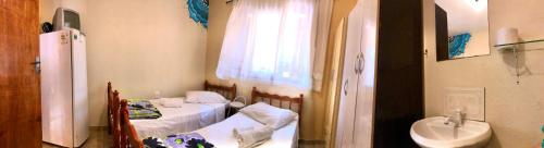 阿雷格里港Pousada Agronomia的小房间设有床和水槽