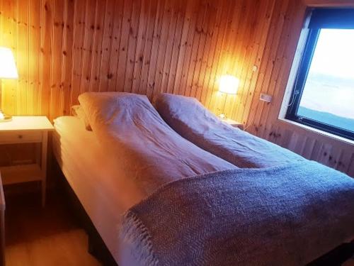 海拉Hekla Cabin 3 Volcano and Glacier View的一间小卧室,配有床和窗户