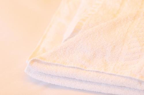 拉德斯托克Radstock Hotel near Bath的一张桌子上一叠白色毛巾
