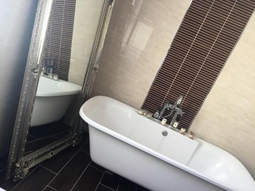 班戈北爱尔兰Perfect getaway, seafront home的浴室配有白色浴缸及水槽