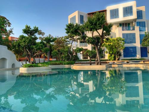 考陶Chelona huahin beachfront condominium的大楼前的游泳池