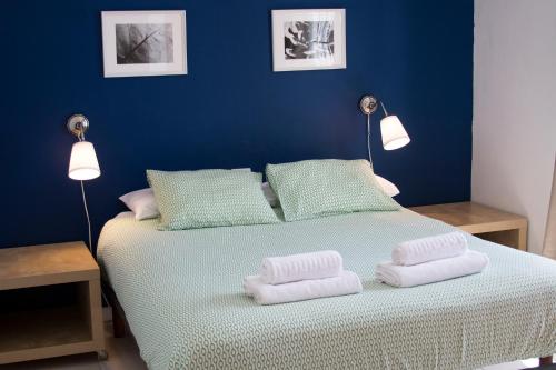科蒂略胡安贝尼特斯公寓的蓝色卧室,配有带2条毛巾的床