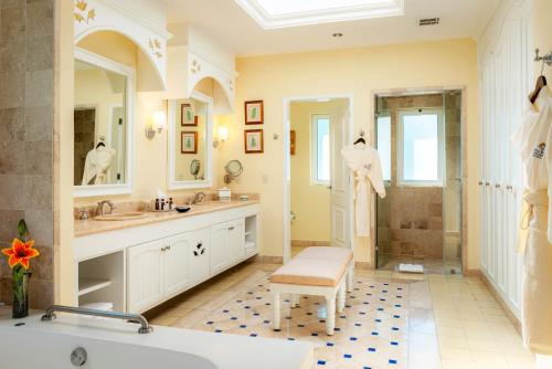 马萨特兰Pueblo Bonito Emerald Bay Resort & Spa - All Inclusive的带浴缸、水槽和淋浴的浴室