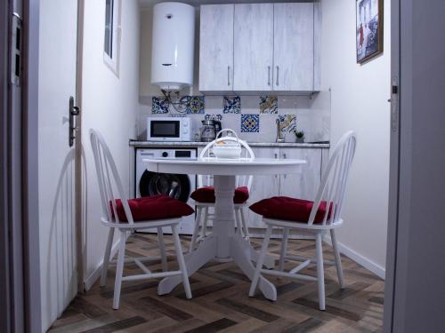 第比利斯BFG Suit Mtatsminda的厨房配有白色的桌子和两把椅子