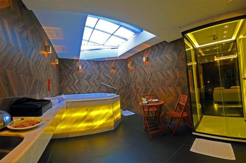 累西腓Nexos Motel Tamarineira (Adult Only)的客房设有带桌子和窗户的厨房