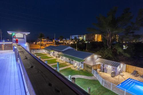 可可比奇Lost Inn Paradise的享有带游泳池的大楼的夜间景致