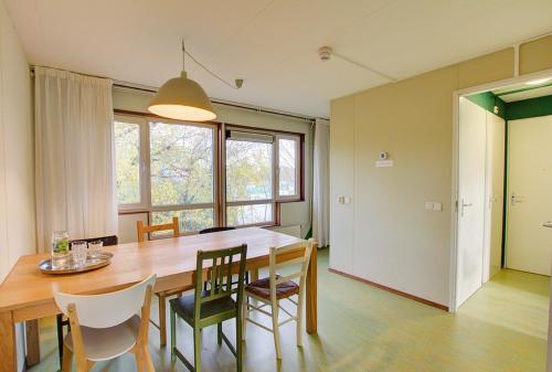 阿姆斯特丹阿姆斯特丹法尔姆公寓的一间带木桌和椅子的用餐室