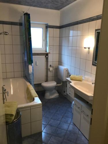 埃尔丁Gästehaus Ertel - Ferienwohnung in Erding的带浴缸、卫生间和盥洗盆的浴室