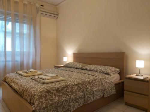卡塔尼亚COCO Apartments的一间卧室配有一张床,上面有两条毛巾