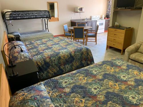 MinnedosaGateway Motel的酒店客房带两张床和厨房