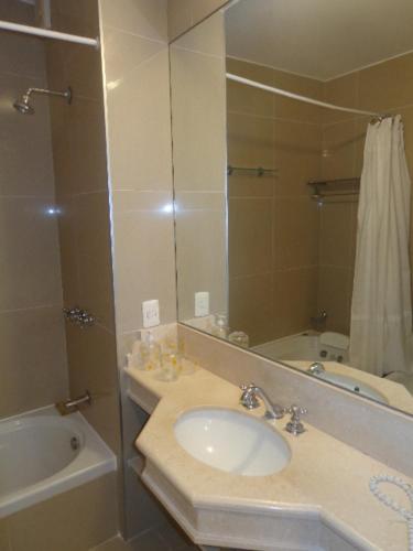 埃斯特角城Green Park Exclusive Apartment的浴室配有盥洗盆、镜子和浴缸