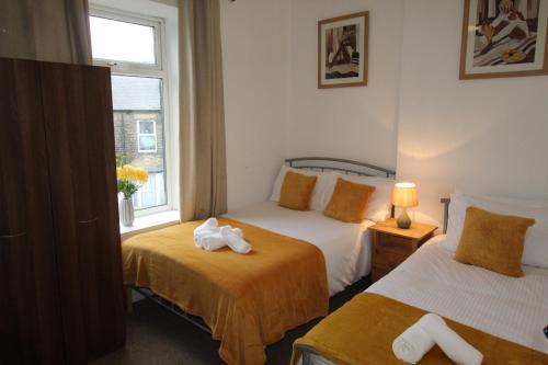 谢菲尔德Stafford House的酒店客房设有两张床和窗户。