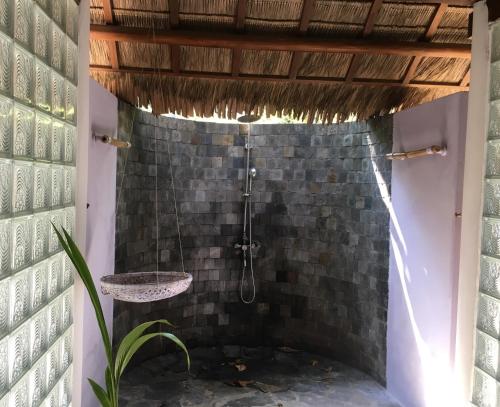 An Hòa潭海之家酒店的砖墙内带淋浴的浴室