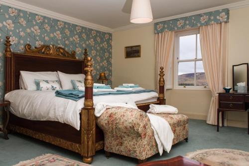 Newcastleton艾伯特肖恩之家农场住宿加早餐旅馆的一间卧室设有一张大床和一个窗户。