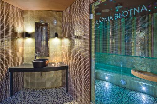 Hotel Mikołajki Leisure & SPA的一间浴室