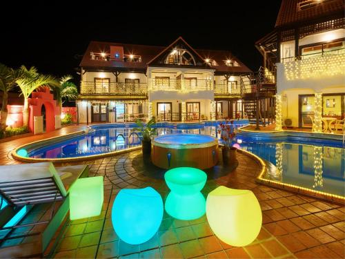 冲绳池度假酒店内部或周边的泳池