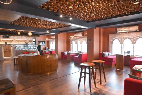 因帕尔The Classic Hotel的一间设有红色椅子的餐厅和一间酒吧