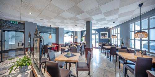 库尔HotelChur.ch的餐厅设有桌椅和窗户。