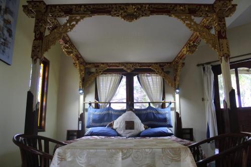 ArjunaBungalows客房内的一张或多张床位