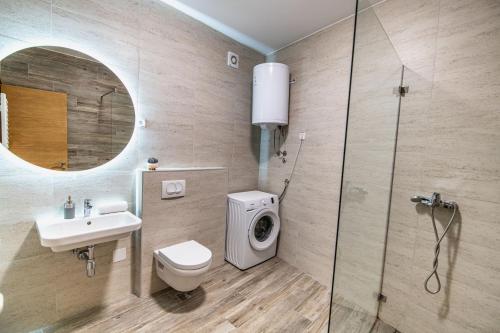 诺维萨德Arena BIG Luxury Apartments的浴室配有卫生间、盥洗盆和淋浴。