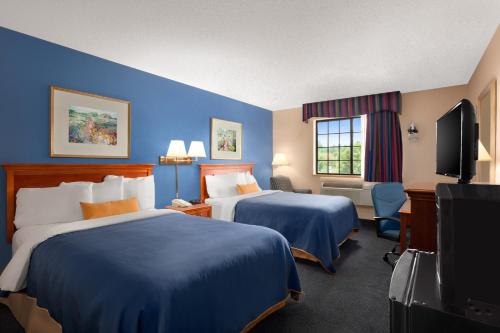 基恩基恩戴斯旅馆的酒店客房设有两张床和一台平面电视。