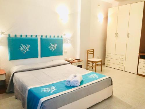 圣特雷莎加卢拉圣达里昂酒店的一间卧室配有一张床,上面有两条毛巾