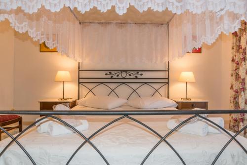 GrikosGrikos Hotel的一间卧室配有一张带天蓬的大床