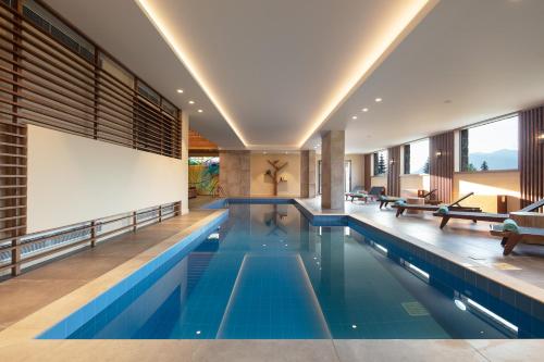 普拉曼塔奥瑞特斯泽梦肯度假酒店的一座室内蓝色海水游泳池