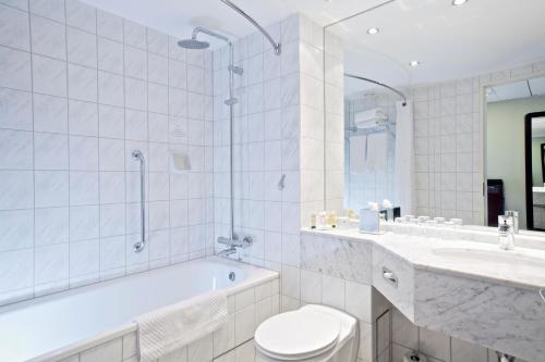 伦敦千禧国际切尔西足球俱乐部国敦酒店的带浴缸、卫生间和盥洗盆的浴室