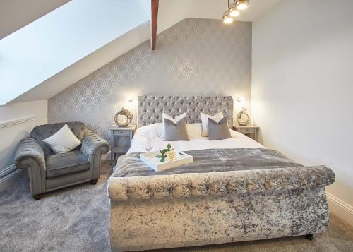 滨海索尔特本Host & Stay - Simba House的一间卧室配有一张大床和一把椅子