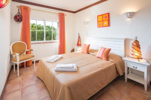 贝纳吉Casa Mulholanda的卧室配有床、椅子和窗户。