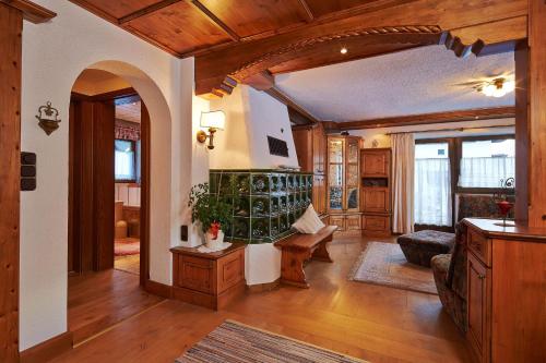 朗根费尔德雷妮公寓的铺有木地板的大客厅和客厅